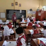 Dharma Akan Mengikuti Ujian Sekolah Ia Berjuang Keras untuk Belajar agar Lancar