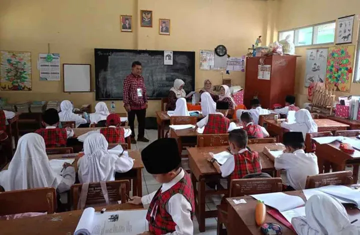 Dharma Akan Mengikuti Ujian Sekolah Ia Berjuang Keras untuk Belajar agar Lancar